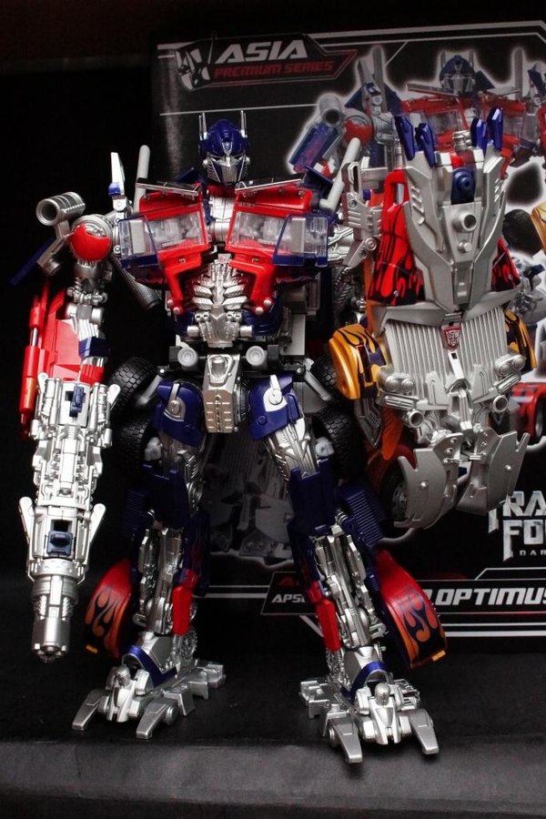 Transformers Asia APS 01 Striker Optimus Prime In Hand Images  (5 of 19)